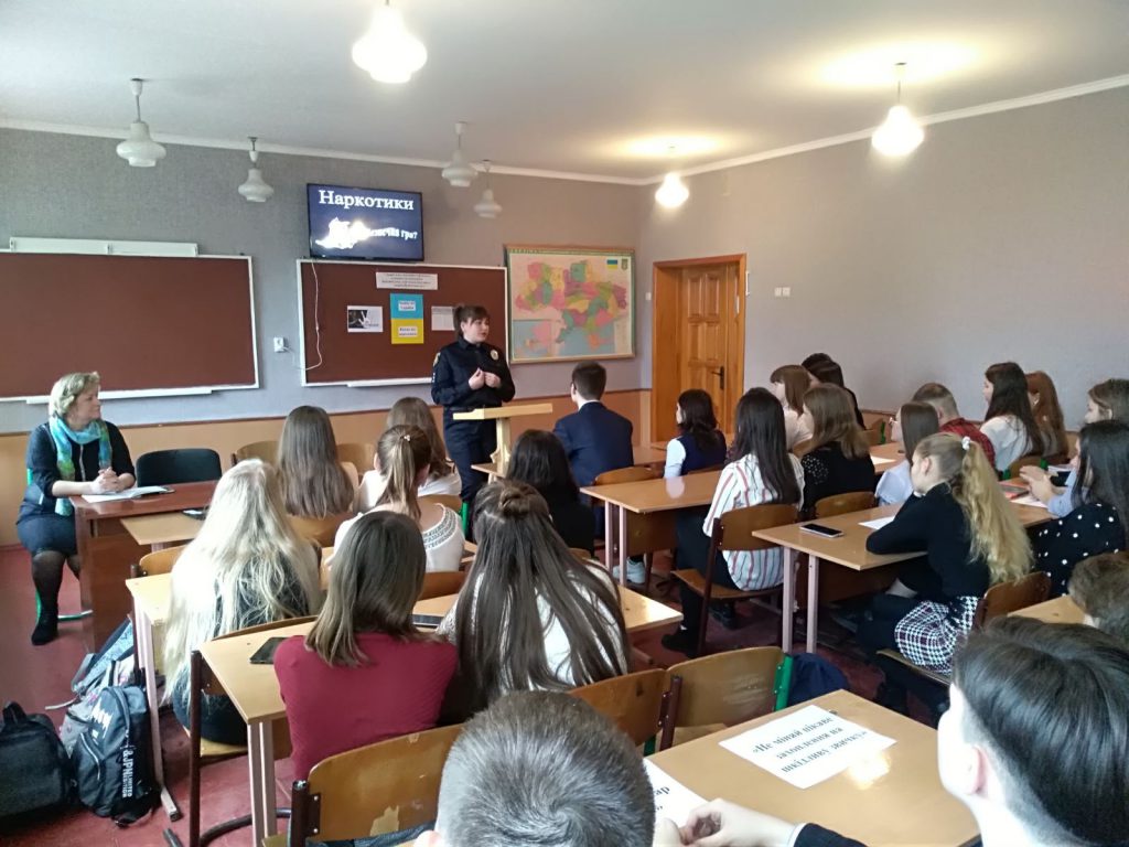У Любарській гімназії №1 провели заняття на тему"Майбутнє України без наркотиків"