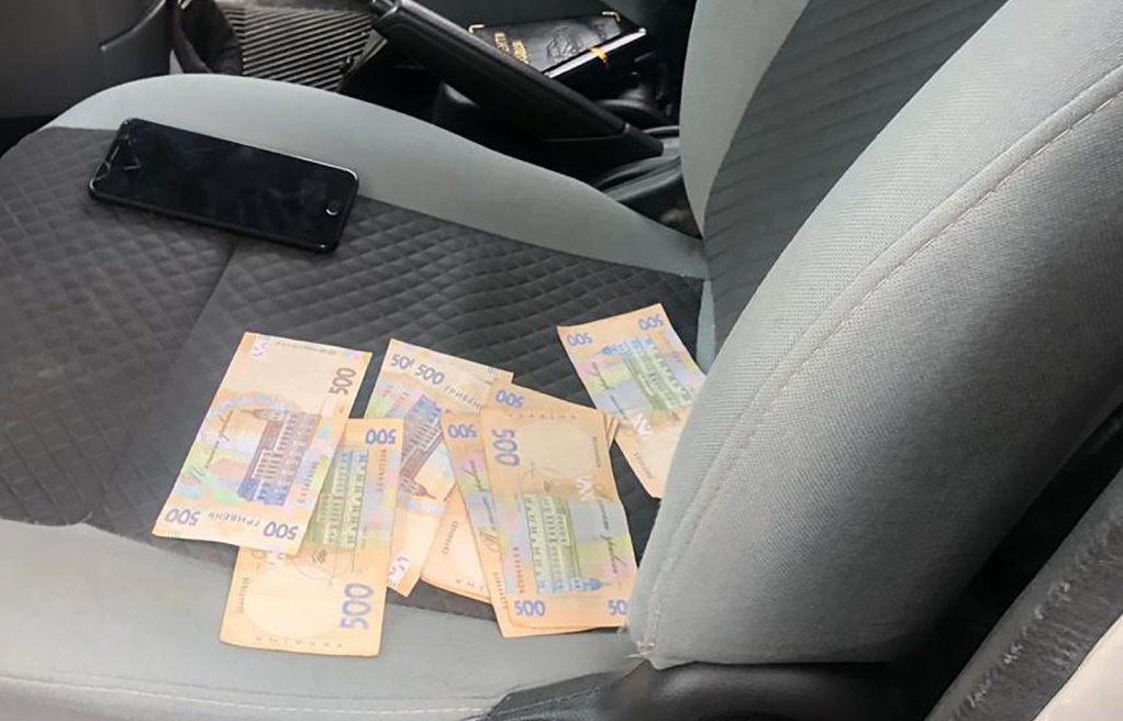 На Любарщині власника незаконно переобладнаного автомобіля затримали за спробу хабара поліцейським