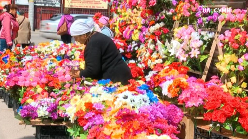 Виконком Любарської селищної ради заборонив торгівлю пластиковими квітами та розміщення їх на кладовищах