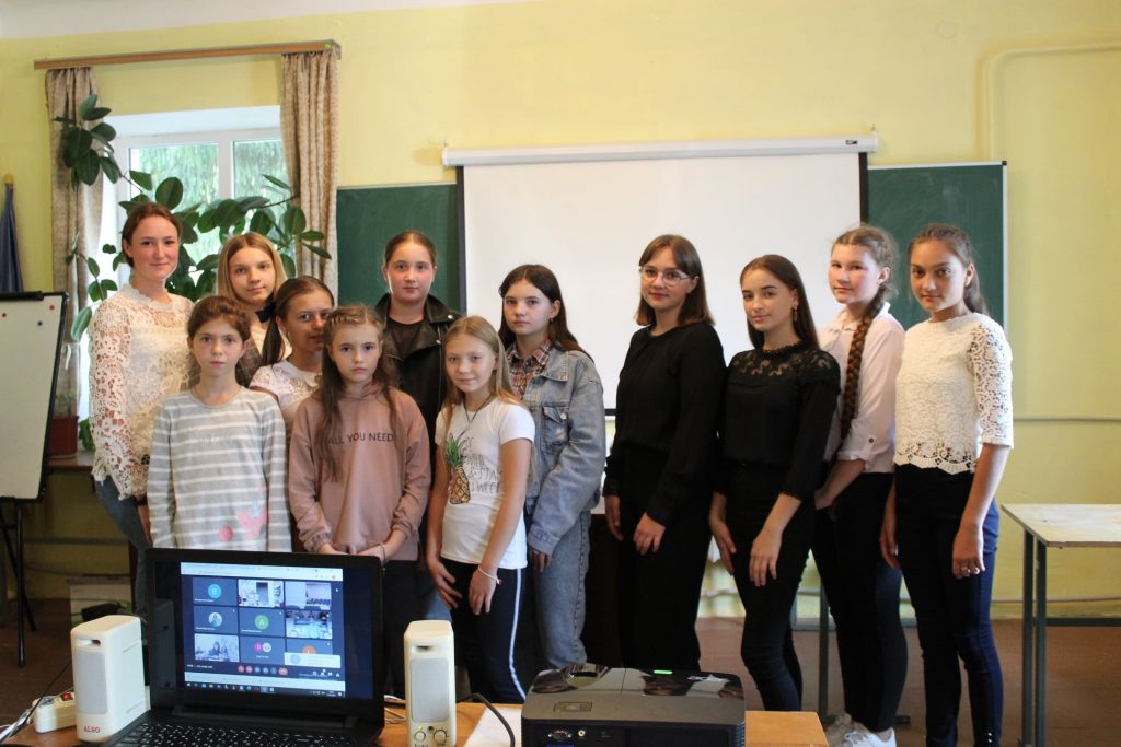 Школяри Любарщини долучилися до акції «Крила захисту», присвяченої виготовленню листівок для воїнів ООС