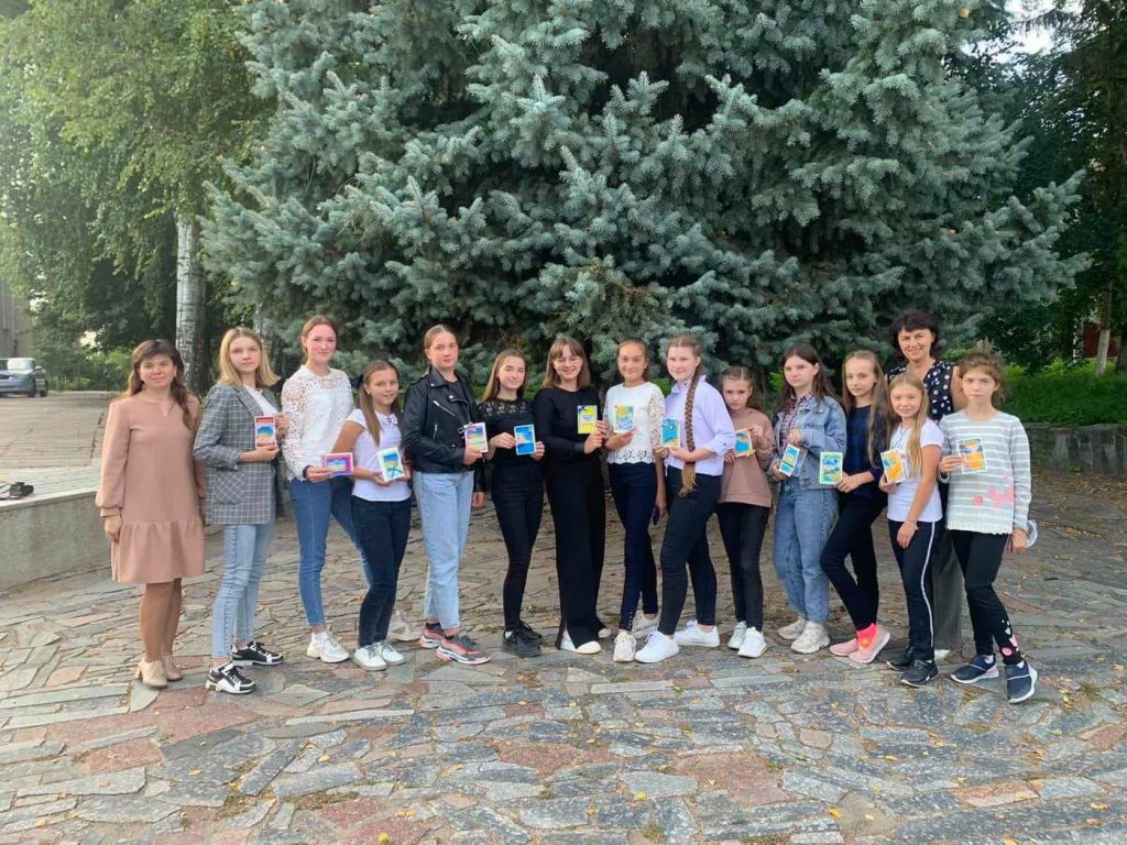 Школяри Любарщини долучилися до акції «Крила захисту», присвяченої виготовленню листівок для воїнів ООС