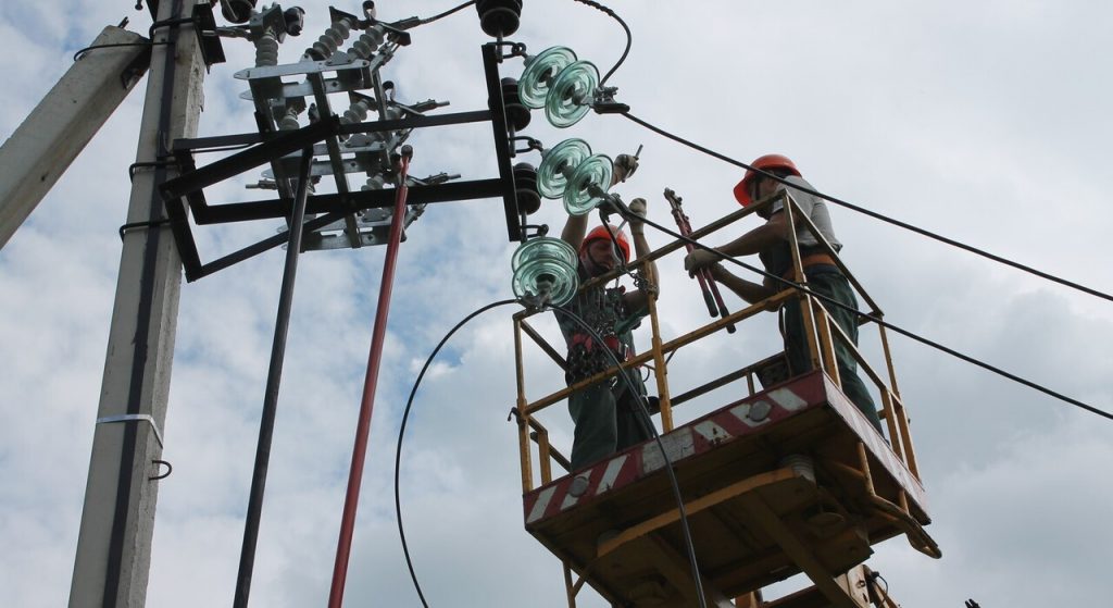 На Любарщині під час демонтажу ліній електропередач смертельно травмувався електрик