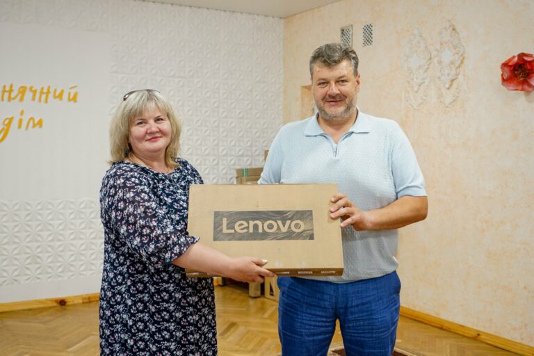 100 ноутбуків прямують до громад Житомирщини для фахівців соціальної сфери
