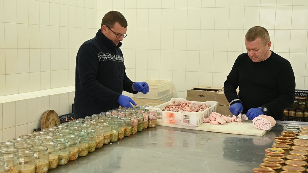 Майже 15 000 банок м'ясних консервів для військових ЗСУ виготовили за пів року двоє любарчан на Житомирщині