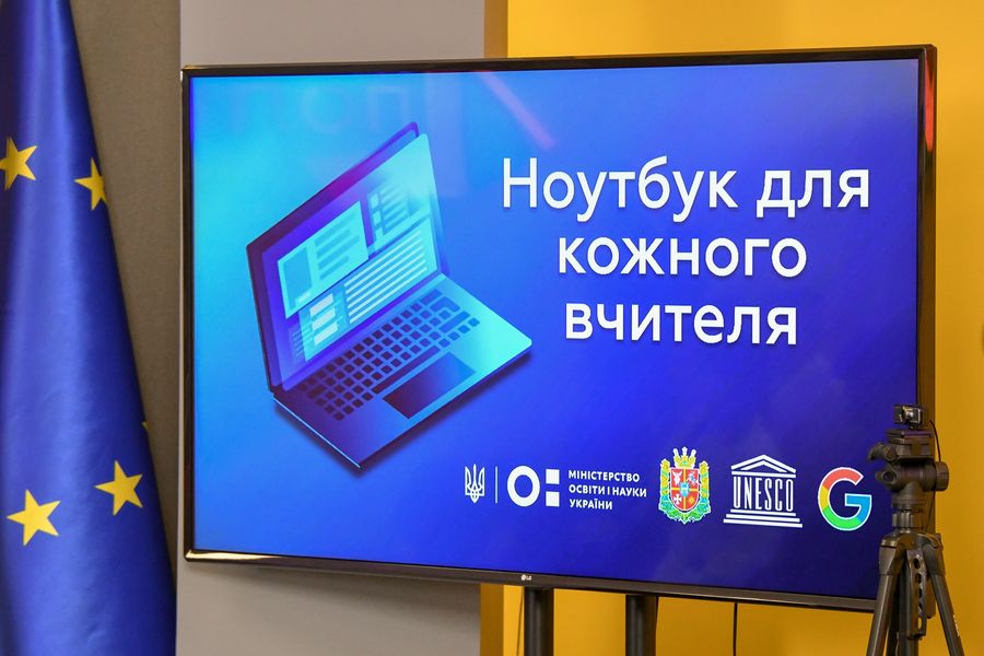 Заклади освіти Житомирщини розпочали отримання майже 3 тисяч ноутбуків