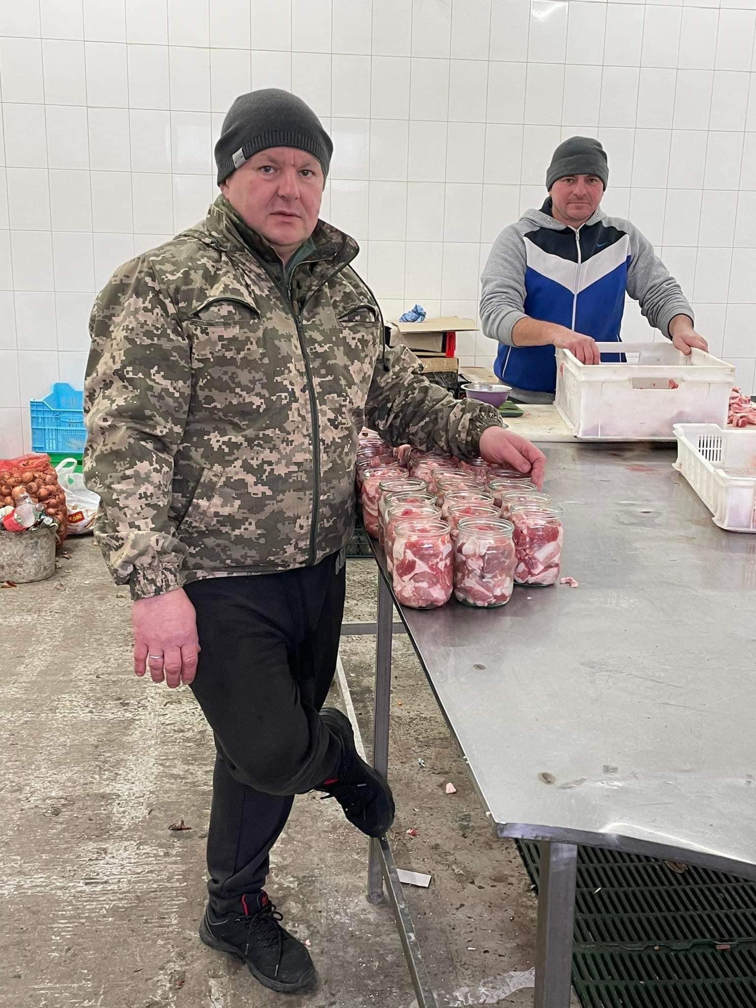Любарщина: жителі громади передали воїнам харчі