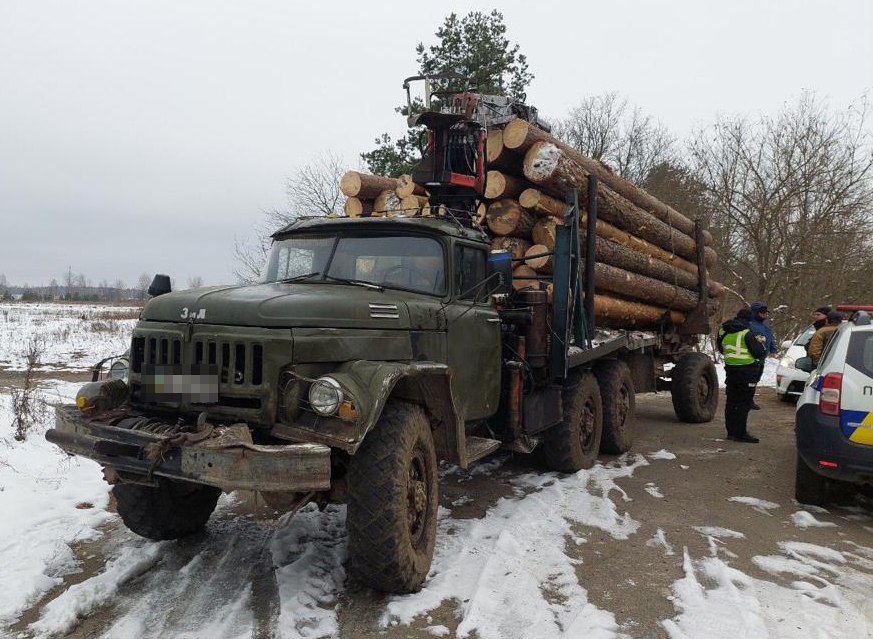 Любарські поліцейські перевіряють законність транспортування деревини