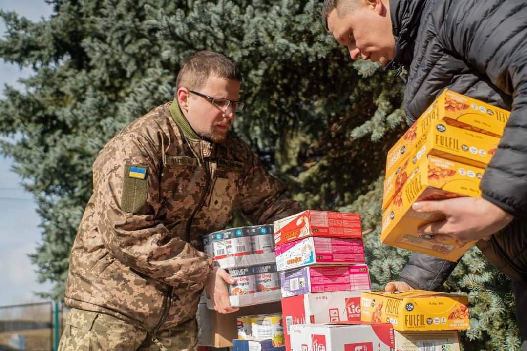 Активісти штабу "Українська команда" відвідали військових з допомогою