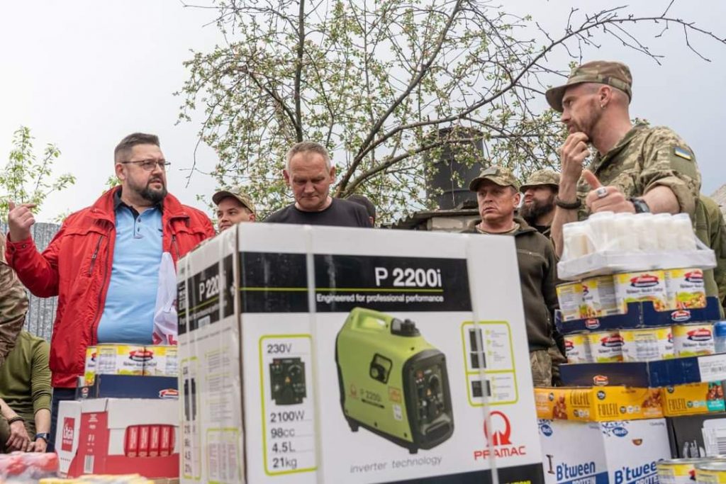 Активісти"Українська команда" передали військовим генератори і акумулятори