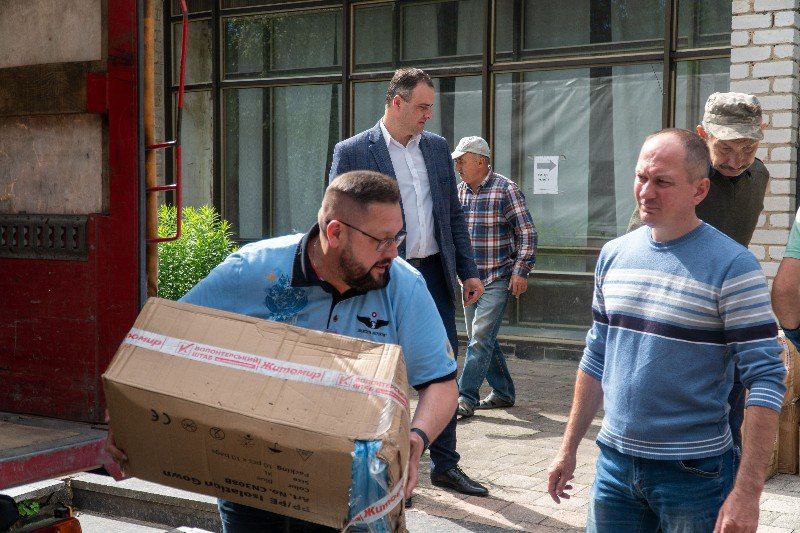 12 спеціальних медичних ліжок у Любарську лікарню передали представники Волонтерського штабу Українська команда