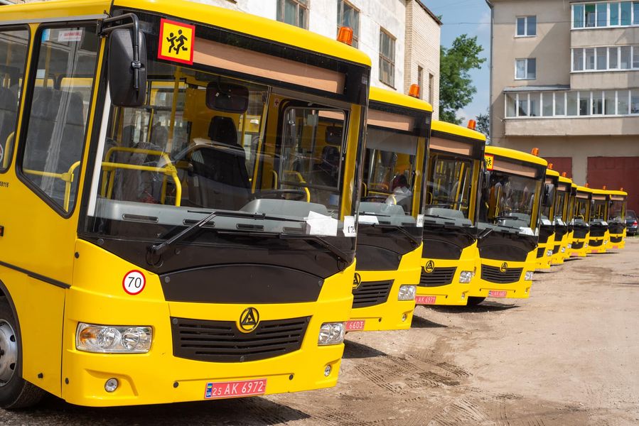Любарщина: громада придбала 2 шкільні автобуси
