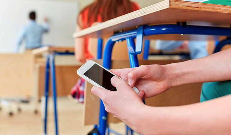 ЮНЕСКО закликає до глобальної заборони смартфонів у школах