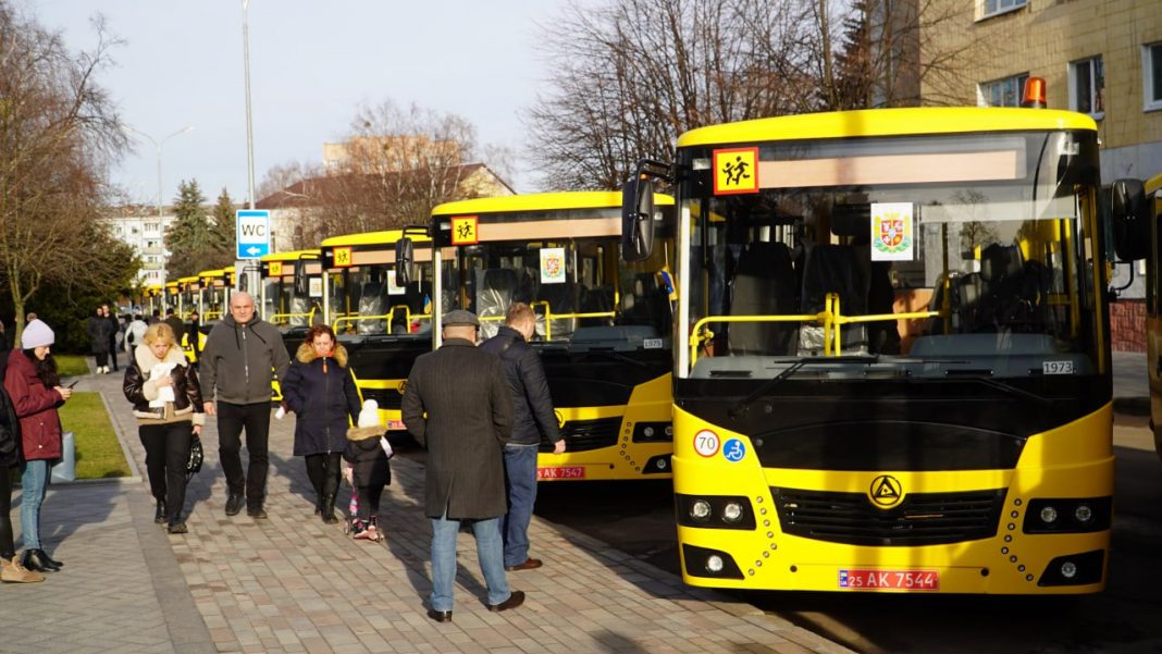 Любарщина: громада отримала 2 нові шкільні автобуси