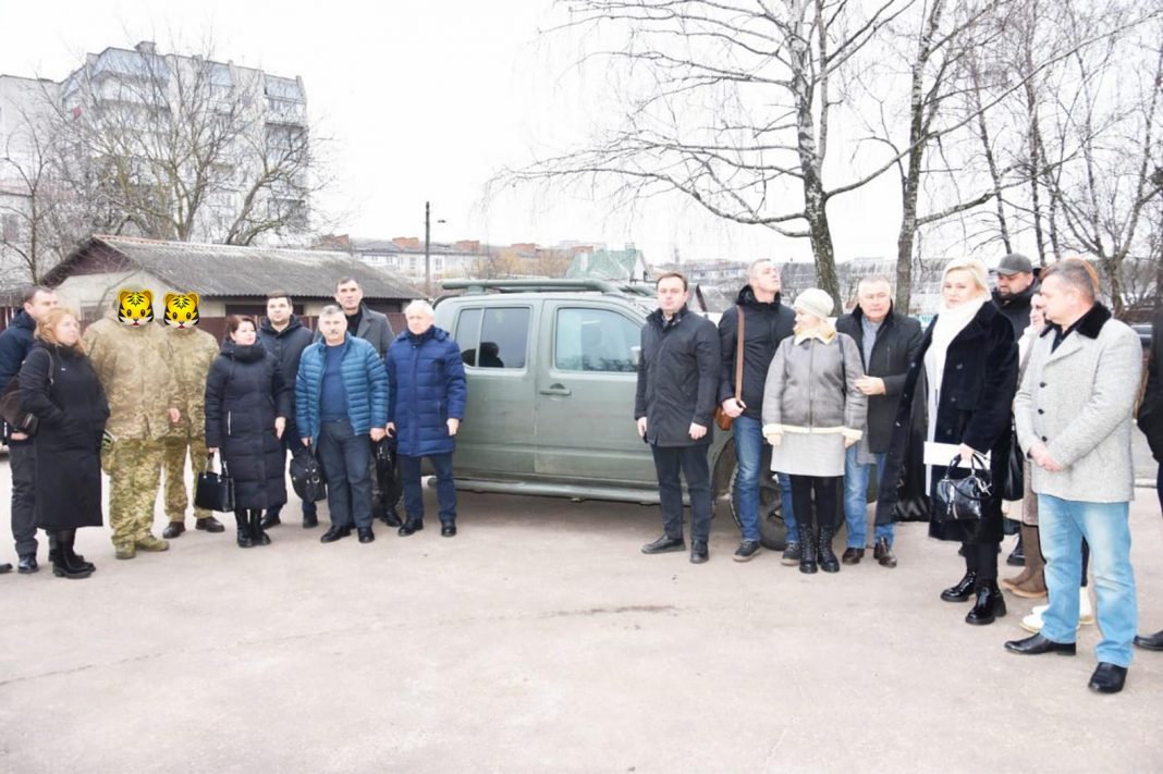 Громади Житомирського району передали автівку для потреб ЗСУ