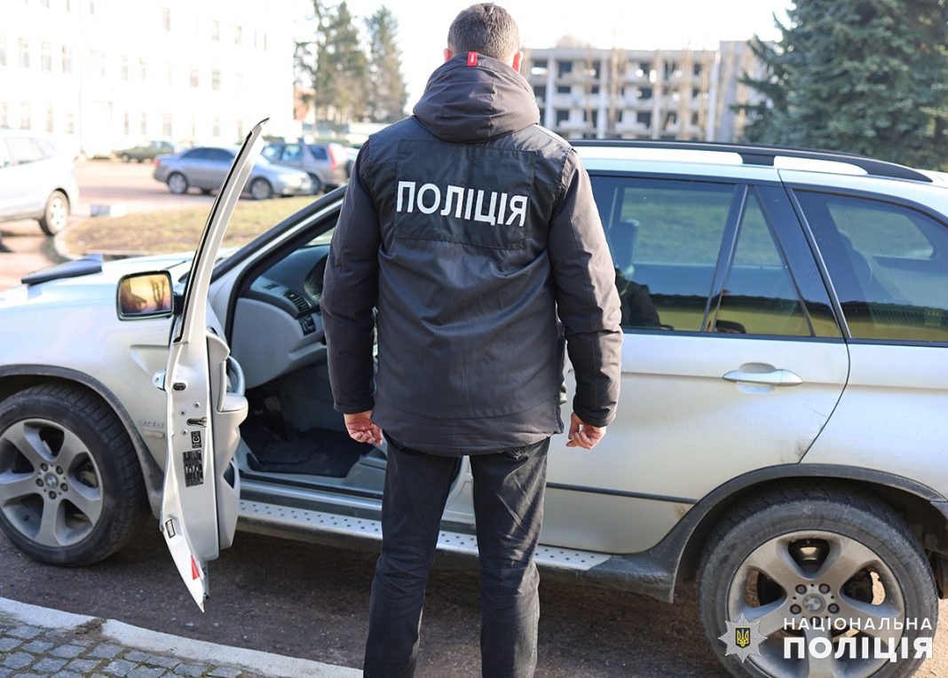 У Житомирі поліція затримала жінку за продаж гуманітарних автомобілів для ЗСУ