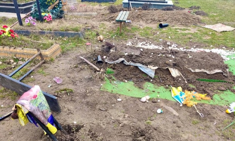 Пошкодив могилу військового через ревнощі: на Житомирщині поліцейські розпочали розслідування