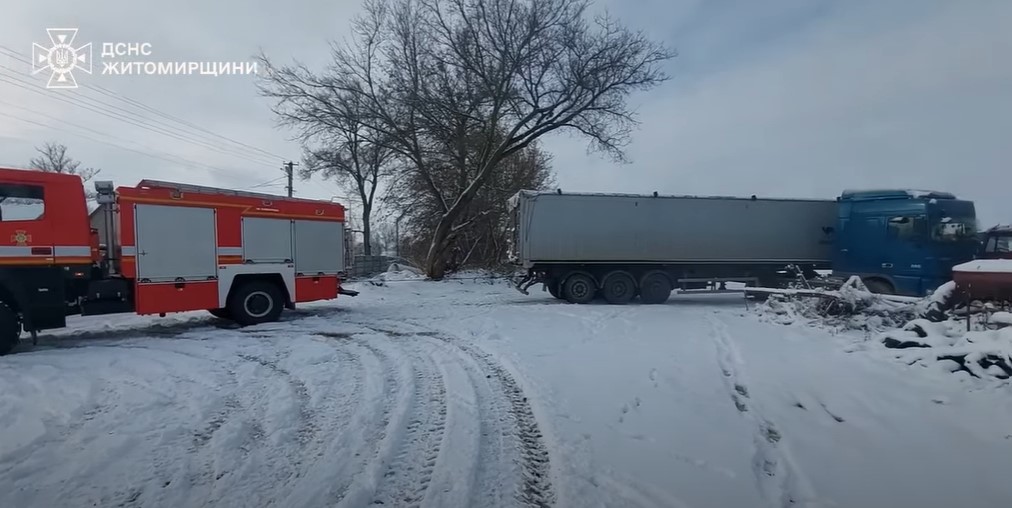 На Любарщині рятувальники витягнули фуру: застрягла на бездоріжжі