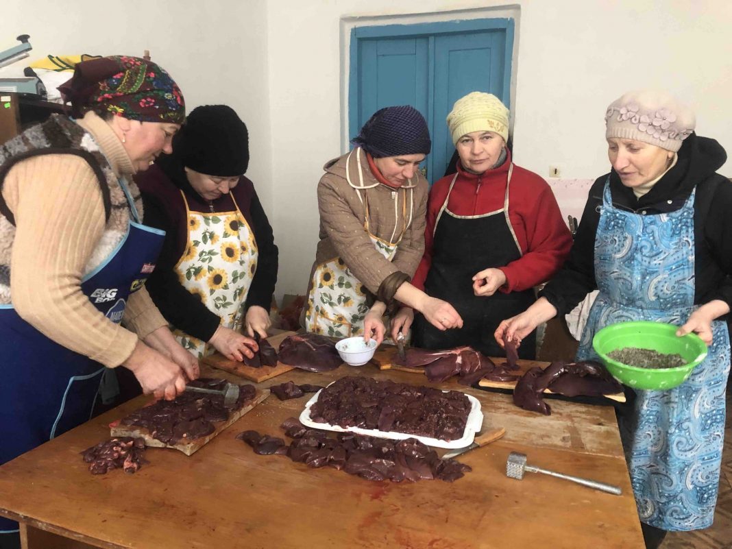 Працівники колективів галузі культури Любарської громади для допомоги ЗСУ