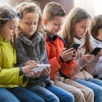 Чи можуть школи забороняти учням мати при собі мобільні телефони: освітня омбудсменка
