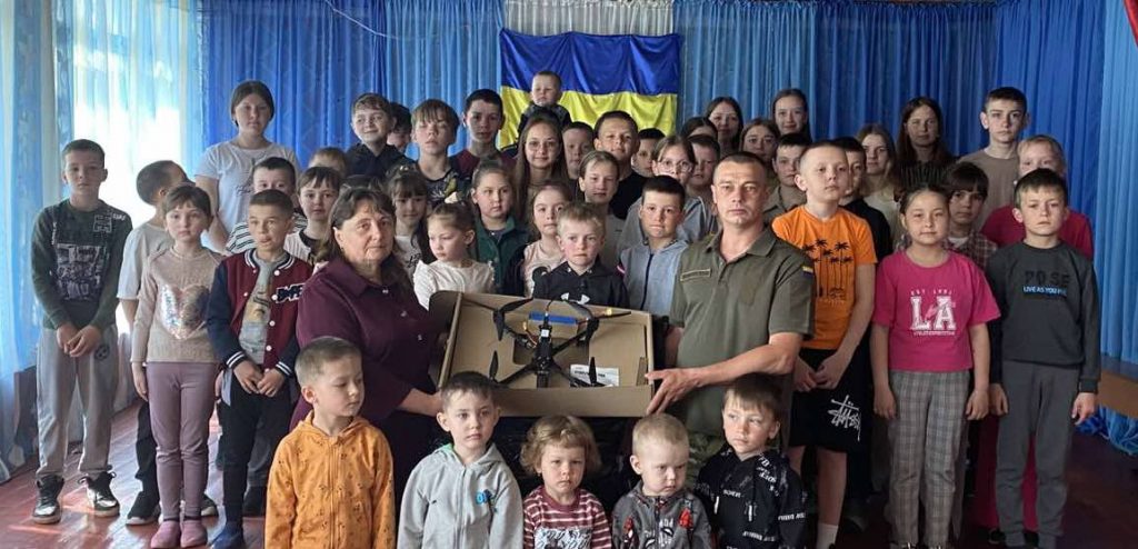 У Березівській гімназії передали дрон для військового ЗСУ