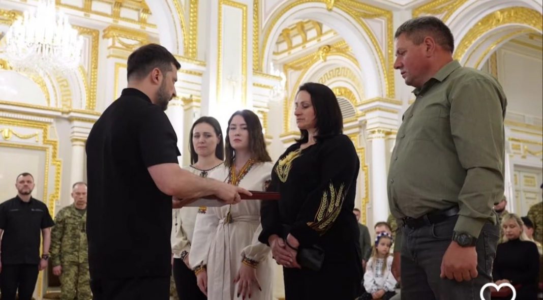 Золоту Зірку Героя України (посмертно) рідним сержанта Андрія Лінійчука вручив Президент