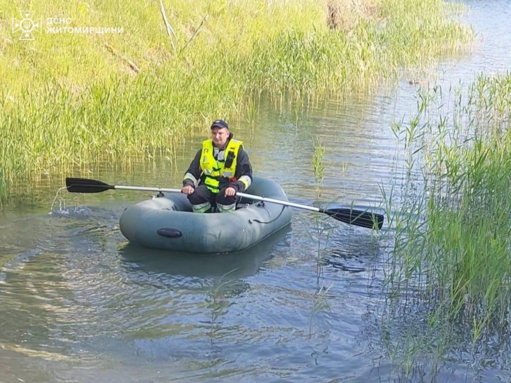 На Любарщині на кар'єрі ледь не потонули два чоловіки: врятували ДСНСники