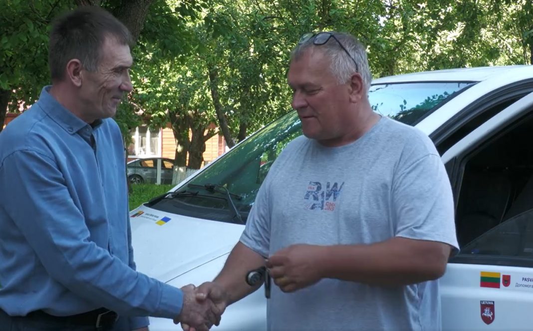 Авто для військових передали від громади Пасваліса