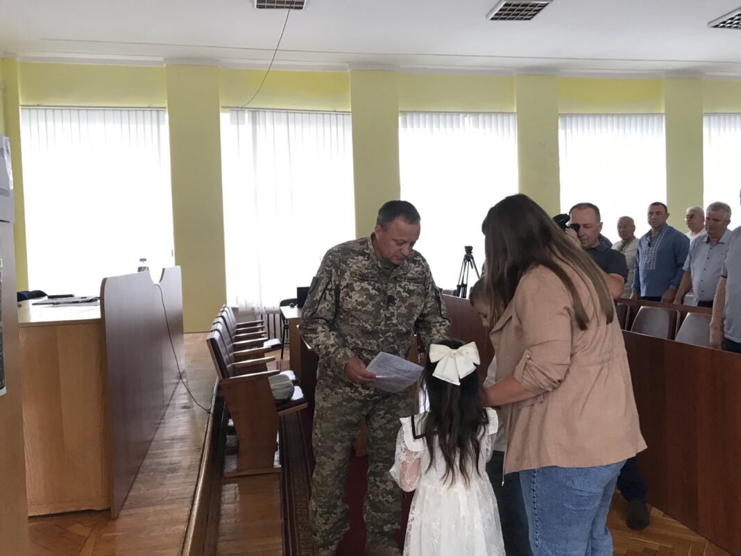 Посмертні нагороди вручили рідним полеглих Дмитра Терещука та Андрія Кухара