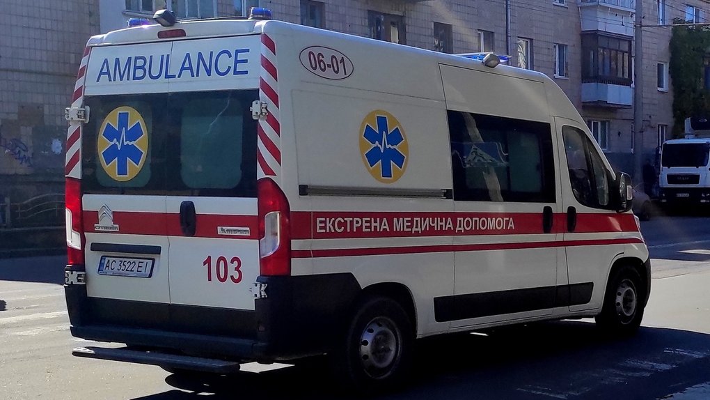 Бійка біля кафе у Любарі палицею побили 49-річного чоловіка: госпіталізований з травмами