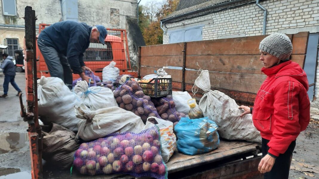 73 мішки овочів відправили жителі Малої Деревички для волонтерів у Харкові 73 мішки овочів відправили жителі Малої Деревички для волонтерів у Харкові