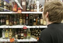 У Любарській громаді: спочатку продали алкоголь і цигарки неповнолітньому, а потім давали хабар поліцейській У Любарській громаді: спочатку продали алкоголь і цигарки неповнолітньому, а потім давали хабар поліцейській