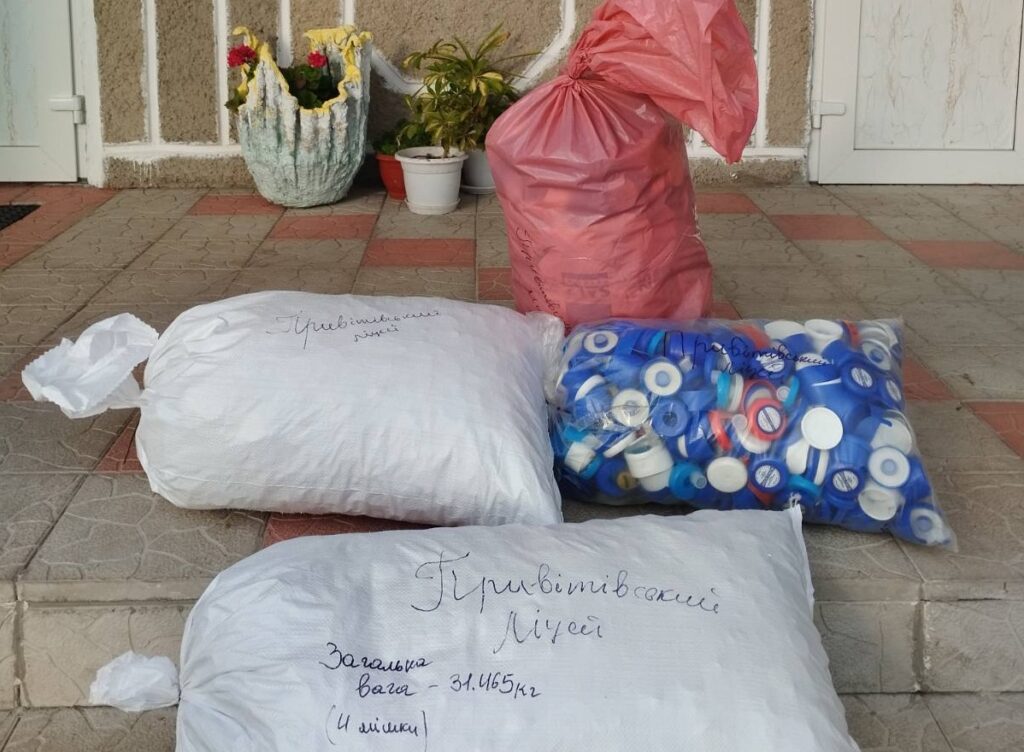 Учні Привітівського ліцею принесли 31 кг пластикових кришечок: збір триває до 25 грудня
