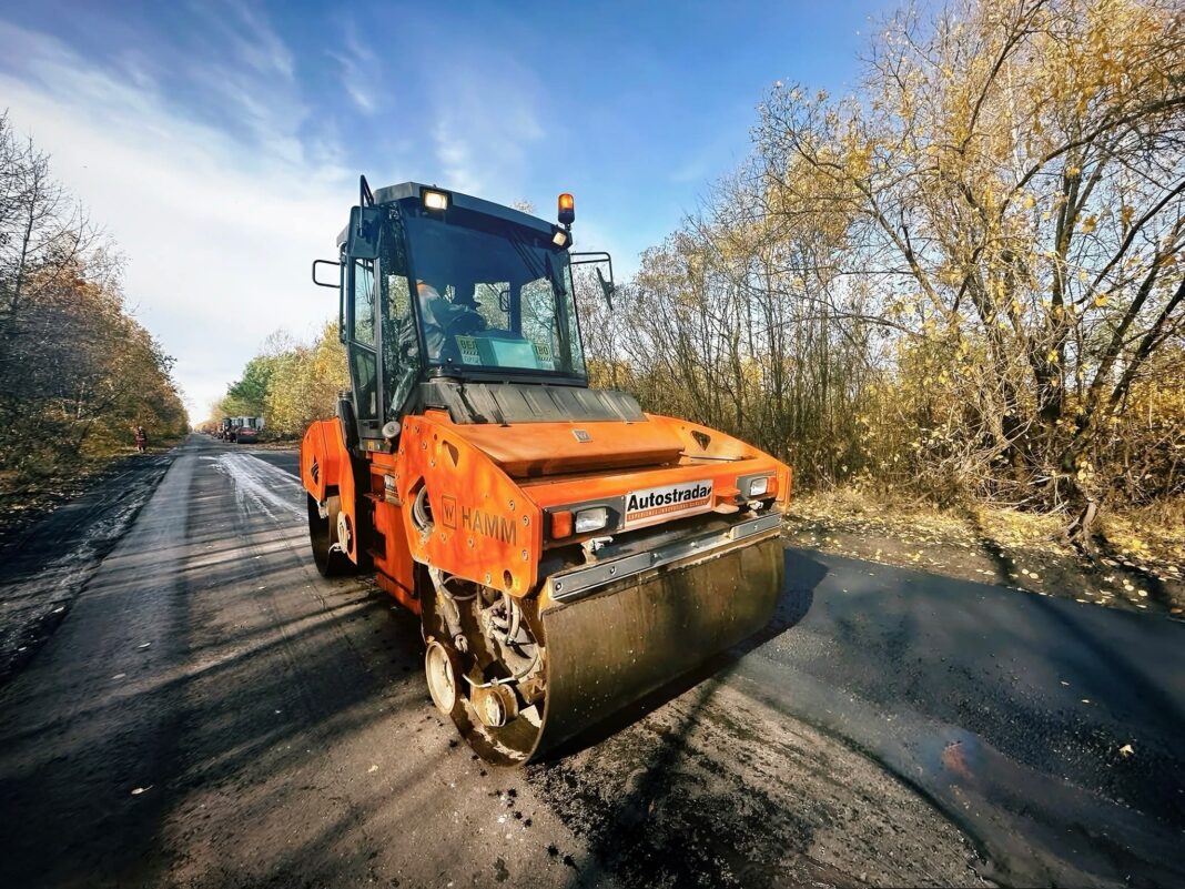 Триває ремонт автошляху Н-02/М-06/ на ділянці в Любарській громаді Триває ремонт автошляху Н-02/М-06/ на ділянці в Любарській громаді