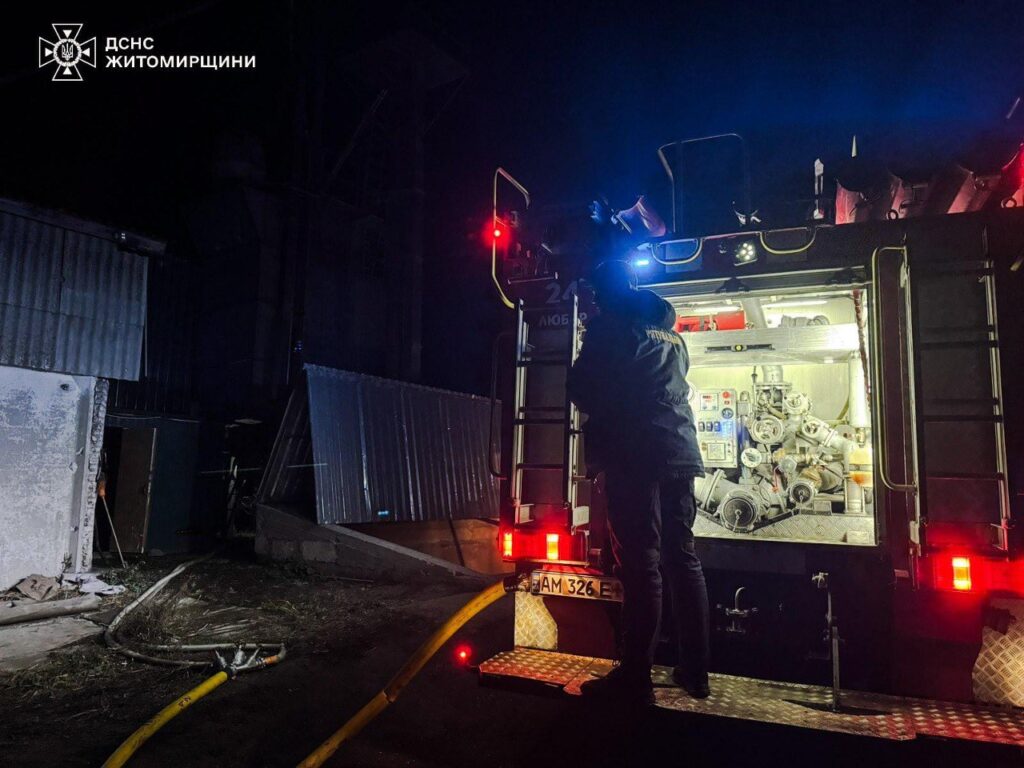 У Любарі горіла зерносушарка: знищено 2 тонни сої