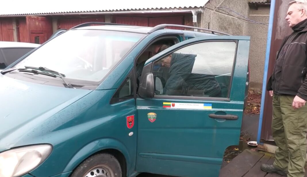 Авто і чотири генератори для потреб військових привезли литовські благодійники
