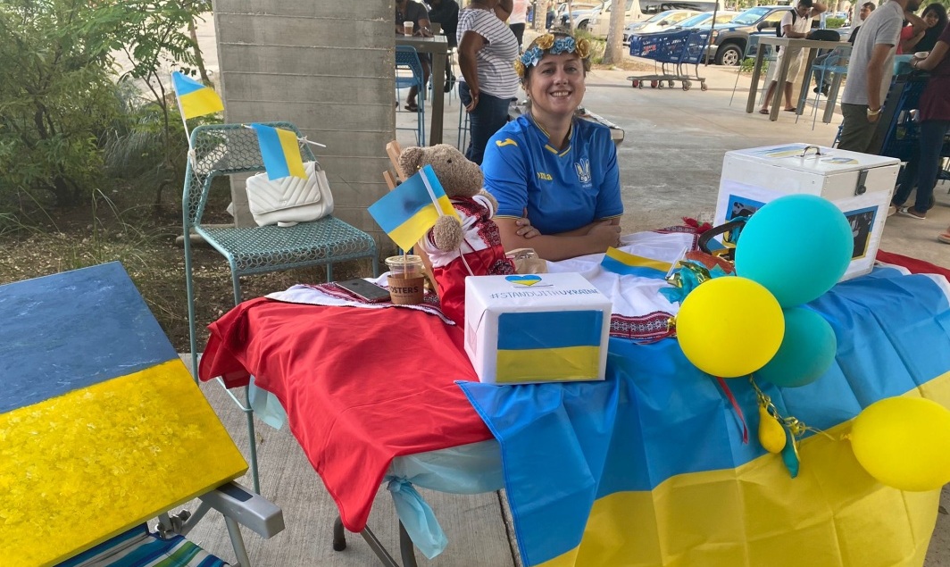 Волонтерка Міла Марцун допомагає військовим з Кайманових островів