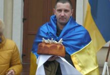 Зустріли Воїна Віктора Олійника, котрий 2 роки і 7 місяців провів у полоні Зустріли Воїна Віктора Олійника, котрий 2 роки і 7 місяців провів у полоні