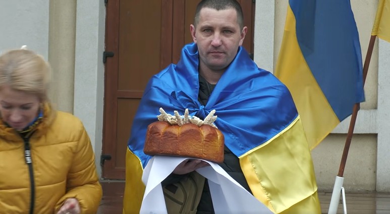 Зустріли Воїна Віктора Олійника, котрий 2 роки і 7 місяців провів у полоні