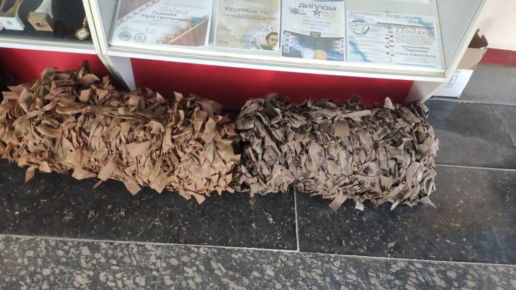 Колектив Любарської селищної ради зібрав гроші та відправив воїнам-землякам на фронт маскувальні сітки та інструмент