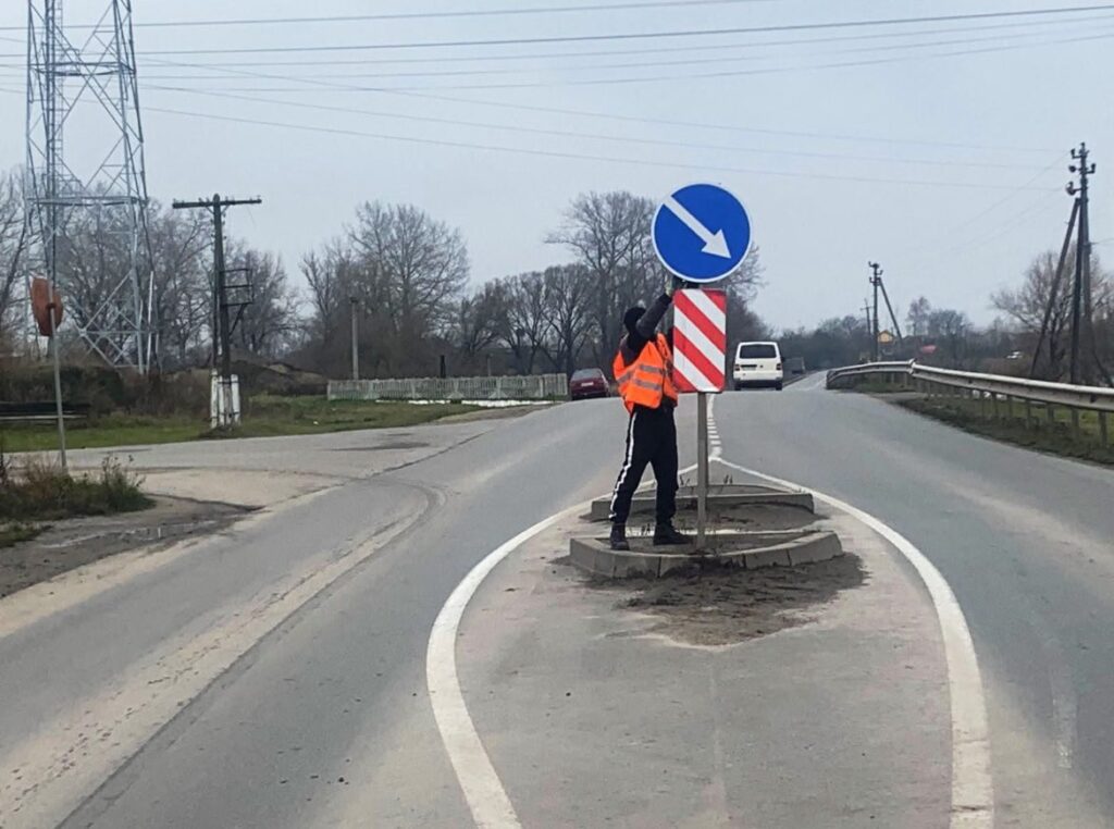 Демонтувати острівки безпеки на дорозі Н-03 в Любарській громаді просить селищна рада: зафіксовано 52 випадки наїздів