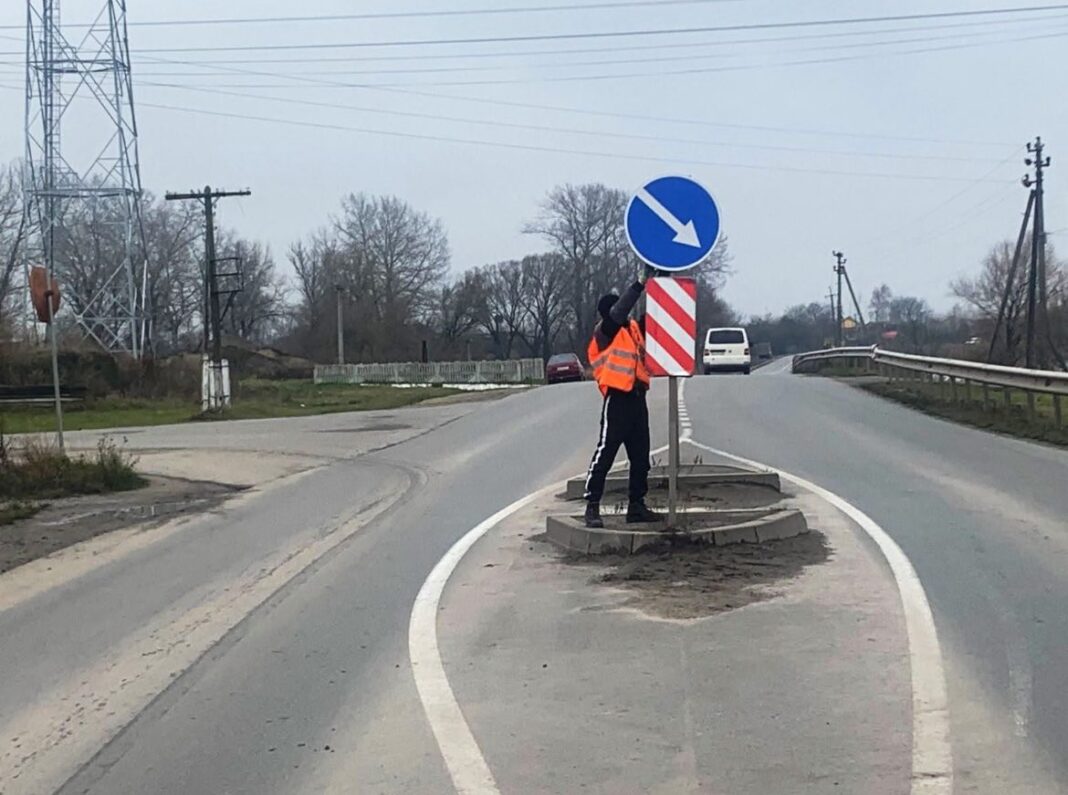Демонтувати острівки безпеки на дорозі Н-03 в Любарській громаді просить селищна рада: зафіксовано 52 випадки наїздів