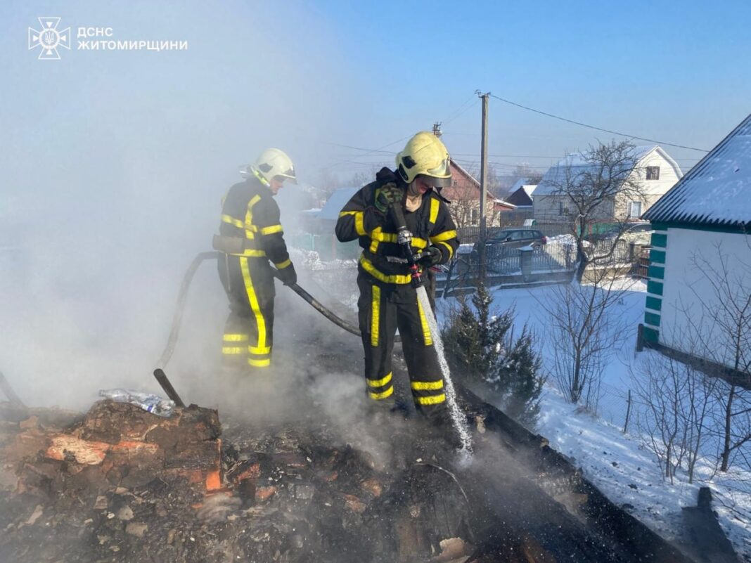 Пожежа у Карпівцях: 78-річну жінку госпіталізували через отруєння чадним газом