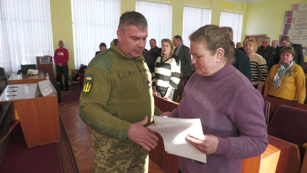 Медаль та орден вручили рідним Воїнів на сесії Любарської селищної ради