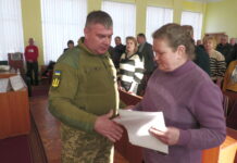 Медаль та орден вручили рідним Воїнів на сесії Любарської селищної ради Медаль та орден вручили рідним Воїнів на сесії Любарської селищної ради