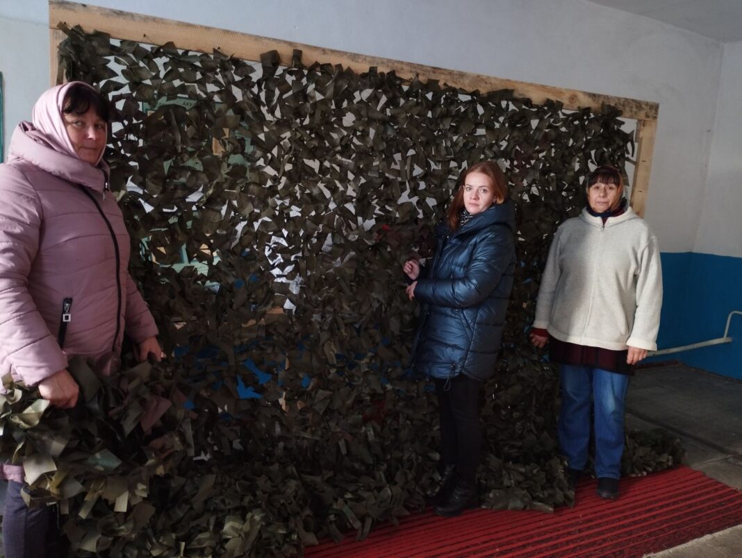 Долучитися до плетення масксіток закликають жителів Любарщини: волонтерам потрібне поповнення команди